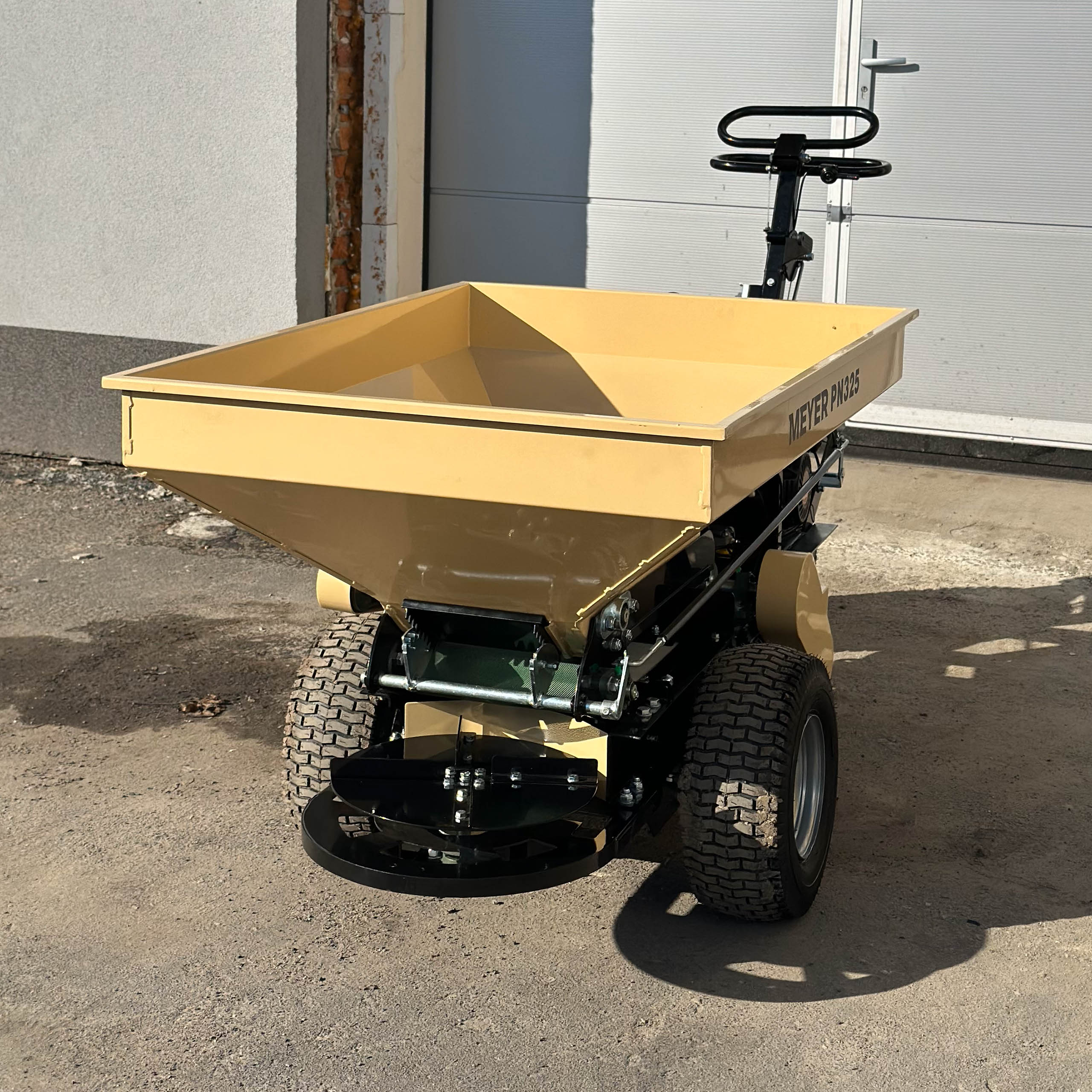 Rozsiewacz i posypywarka MEYER PN325