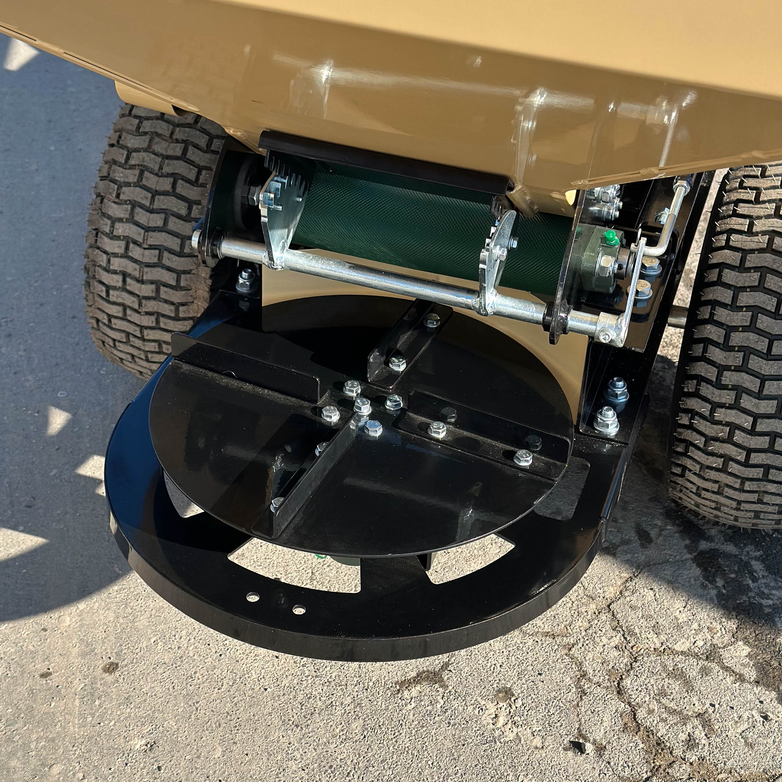 Rozsiewacz i posypywarka MEYER PN325