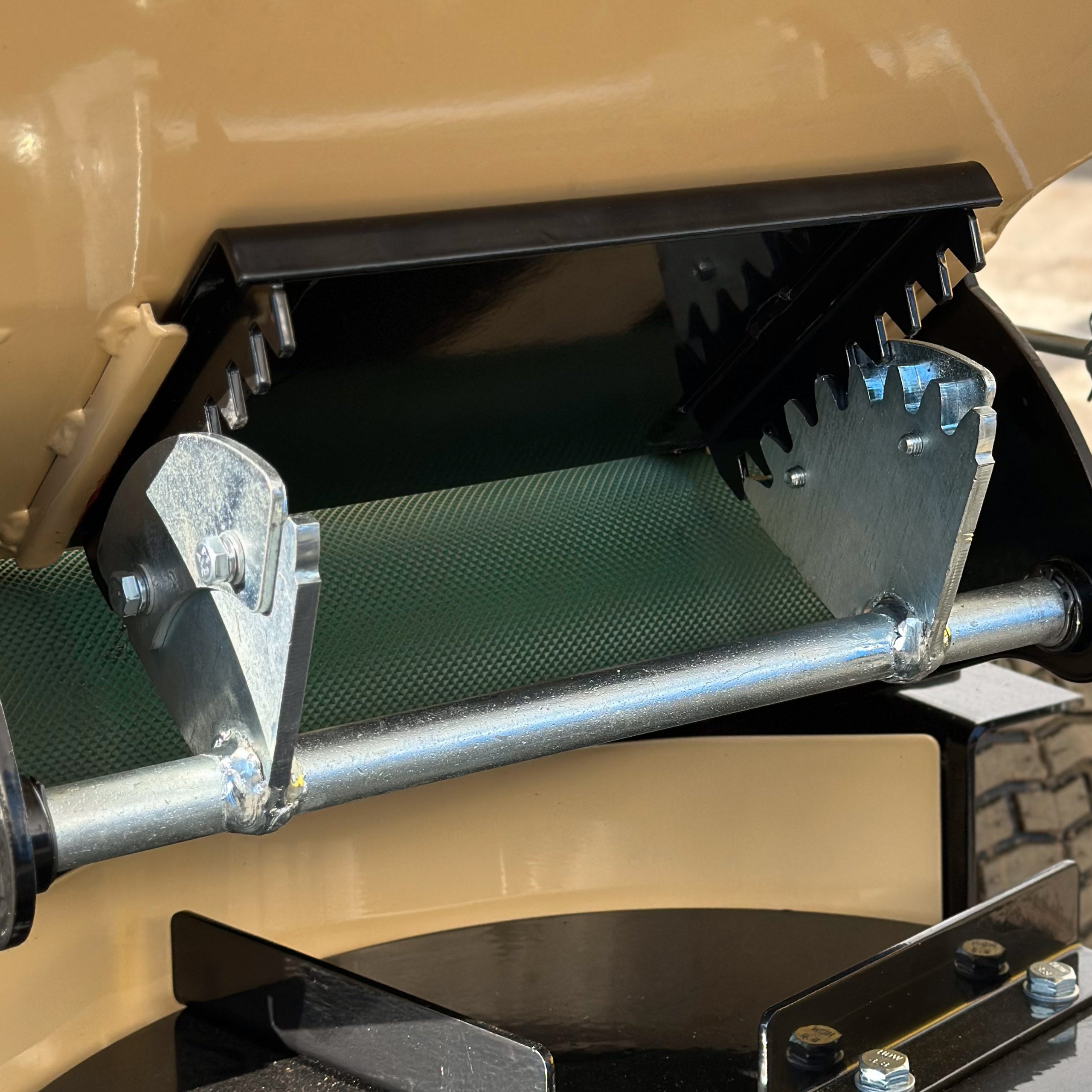 Rozsiewacz i posypywarka MEYER PN325