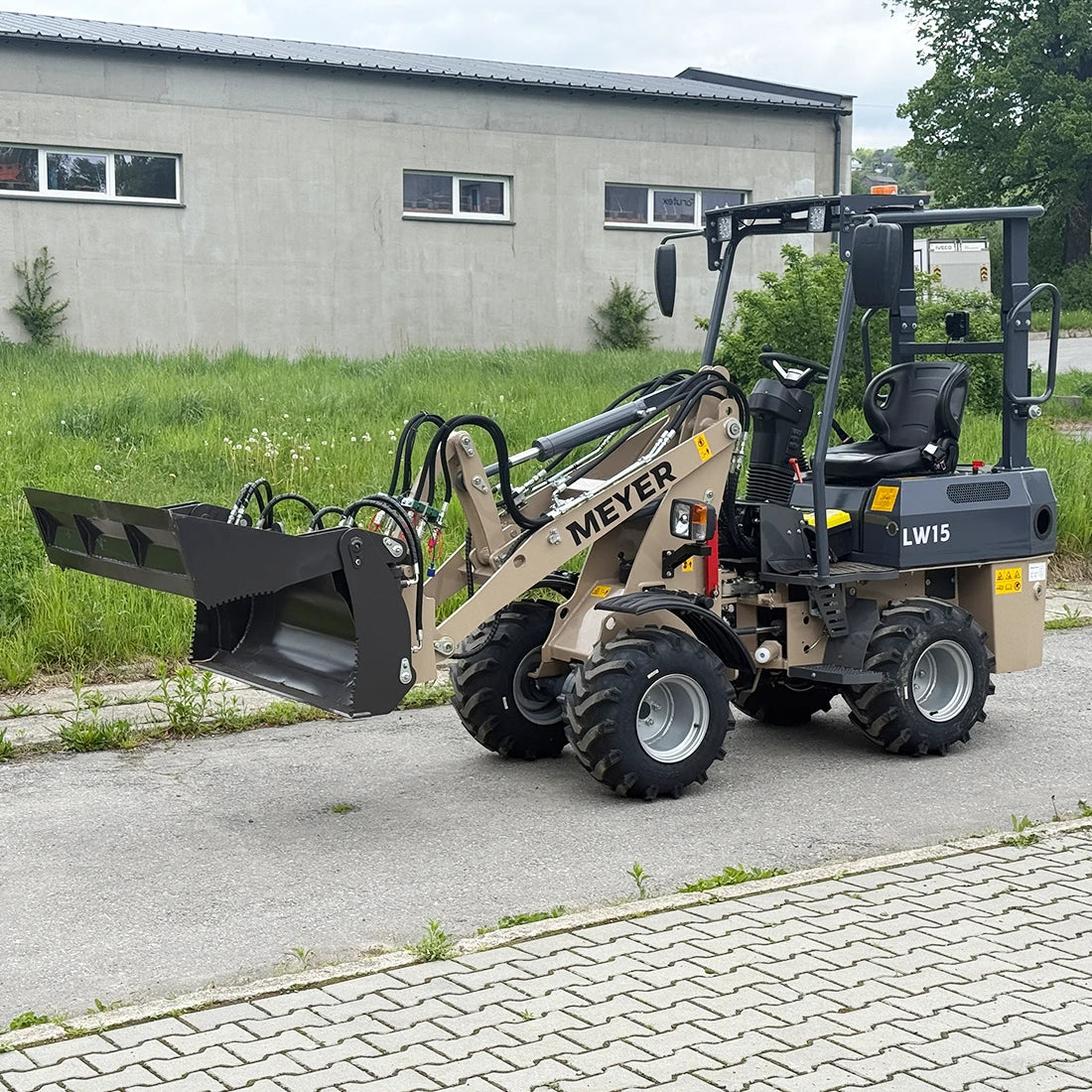 Łyżka 4 w 1 do ładowarki MEYER LW15